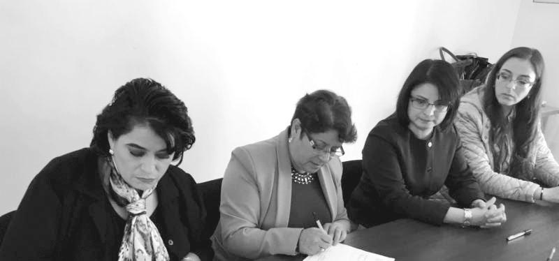 La secretaria de las Mujeres, Adriana Rivero Garza, dio posesión de la Coordinación del CAVCM en Fresnillo a Leticia Casillas Morales, ambas en la imagen ■ foto: LA JORNADA ZACATECAS