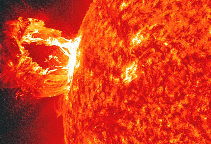 El aumento de las manchas solares provoca la emisión de partículas que se proyectan a velocidades cercanas a las de la luz y se conoce como tormenta solar ■ FOTO: NASA