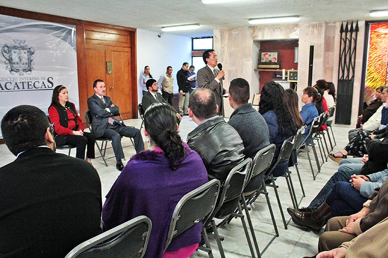 El alcalde concejal al uso de la voz durante una reunión con trabajadores del ayuntamiento ■ foto: la jornada zacatecas