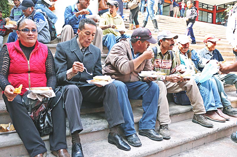 Comieron tamales en honor a los trabajadores del ayuntamiento ■ FOTO: LA JORNADA ZACATECAS