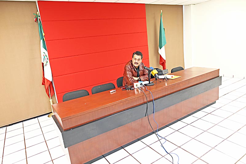 Alfredo Femat Bañuelos, dirigente estatal del PT, hizo el anuncio ante los medios de comunicación este lunes ■ FOTO: ANDRÉS SÁNCHEZ