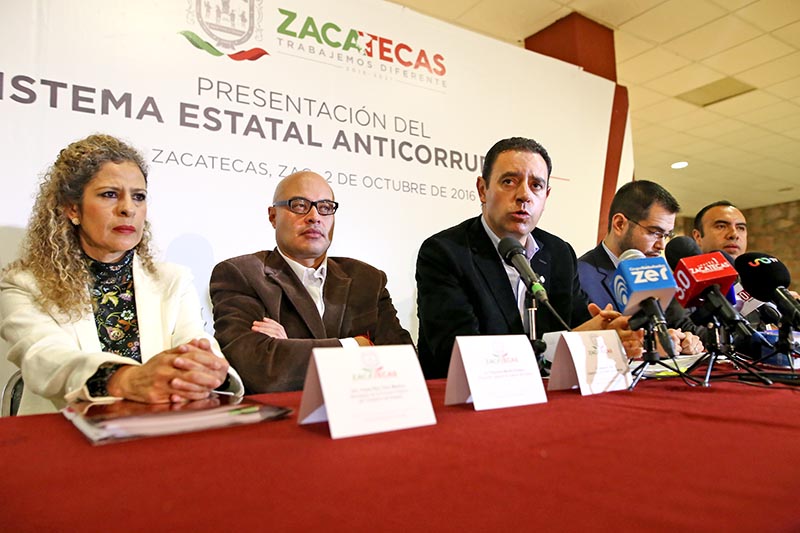 La iniciativa contempla la conformación de tres fiscalías, Anticorrupción, de Delitos Electorales y de Derechos Humanos, expuso el gobernador ■ fotos: andrés sánchez
