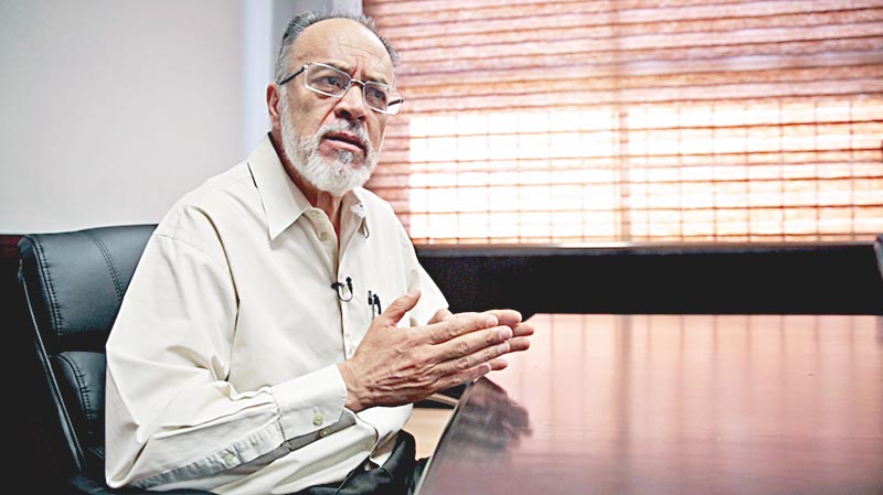 Francisco Valerio Quintero, docente universitario y ex funcionario electoral, sostuvo que la caída del sistema por parte de Proisi genera situaciones de sospecha, pero se le siguen asignando contratos ■ foto: MIGUEL áNGEL NúÑEZ