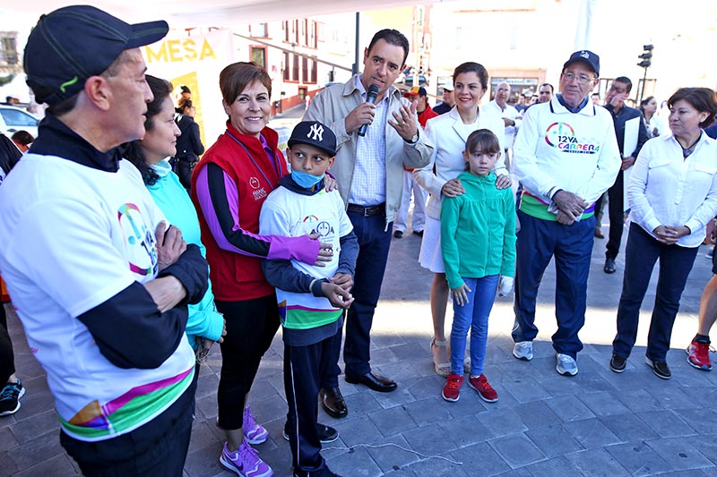 Este sábado, el gobernador en compañía de su familia asistió a la doceava edición de la Carrera contra el Cáncer organizada por Amanc ■ foto: andrés sánchez