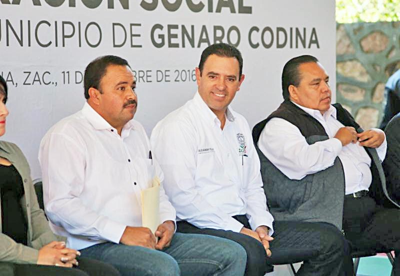 En Ciudad Cuauhtémoc, Alejandro Tello se reunió con directores de escuelas y el presidente municipal ■ fotos: la jornada zacatecas
