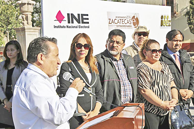 El consejero presidente del IEEZ, Virgilio Rivera, en su mensaje a los capacitadores y supervisores electorales ■ FOTOS: LA JORNADA ZACATECAS
