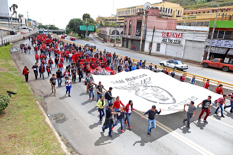 Alumnos de la Normal de San Marcos se lanzaron a las calles este domingo para recordar la tragedia del 2 de octubre de 1968 ■ fotos: andrés sánchez