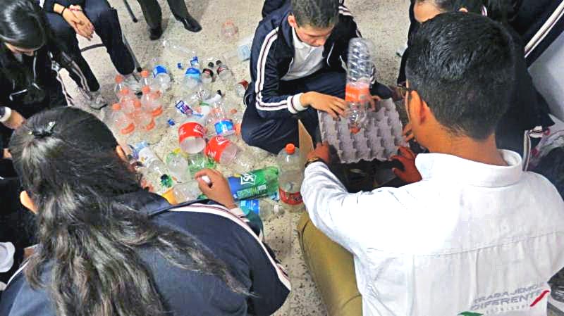 Cerca de 100 estudiantes de primaria, secundaria y preparatoria, quienes participaron en la elaboración de ecotecnias con material reciclado ■ foto: LA JORNADA ZACATECAS