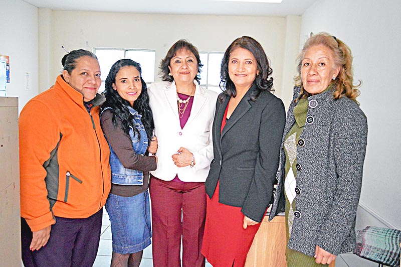Edith Rodríguez (segunda de derecha a izquierda) es titular del organismo en la capital ■ FOTO: LA JORNADA ZACATECAS