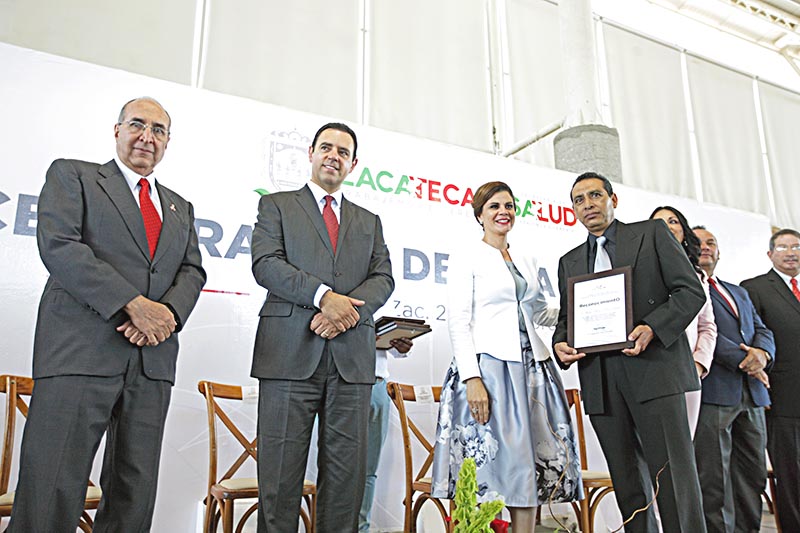 En la ceremonia oficial por el Día del Médico, el gobernador y autoridades del Sector Salud entregaron reconocimientos a profesionales de este ramo ■ FOTO: ERNESTO MORENO