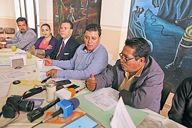 Manuel Alvarado, dirigente estatal de El Barzón (derecha) y el diputado federal, Fernando Galván, ofrecieron una conferencia de prensa ■ foto: andrés sánchez
