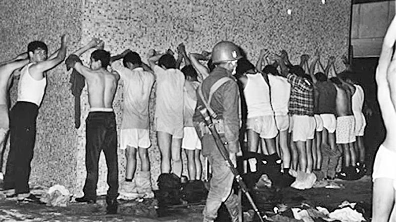 En la imagen, detención de líderes estudiantiles el 2 de octubre de 1968 por elementos del Ejército ■ foto: revista proceso