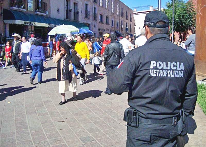 Recorrido de rutina de agentes de la Policía Metropolitana en zonas concurridas ■ foto: la jornada zacatecas