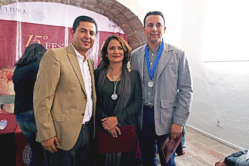 El presidente de Guadalupe, Enrique Flores, con Jánea Estrada y Raymundo Cárdenas Vargas ■ foto: andrés sánchez