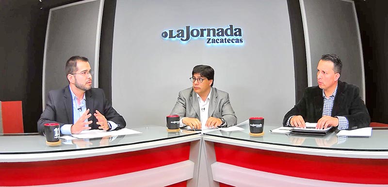 El coordinador general Jurídico de Gobierno del Estado, Jehú Salas Dávila (izquierda), durante su participación en el programa Synergia, de La Jornada Zacatecas TV ■ fotos: MIGUEL áNGEL NúÑEZ
