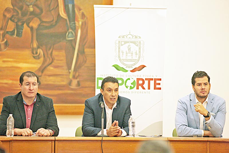 Adolfo Márquez Vera (centro), titular del Incufidez, planteó la difícil condición que prevalece en el organismo deportivo, por falta de recursos ■ FOTO: ERNESTO MORENO