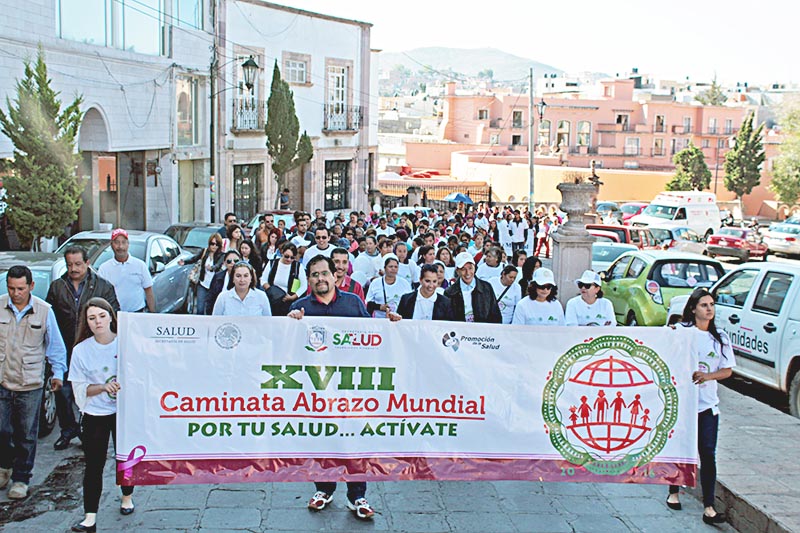Luego de la caminata, que concluyó en el kiosco del parque Sierra de Álica, se realizó una Feria de la Salud ■ FOTO: LA JORNADA ZACATECAS