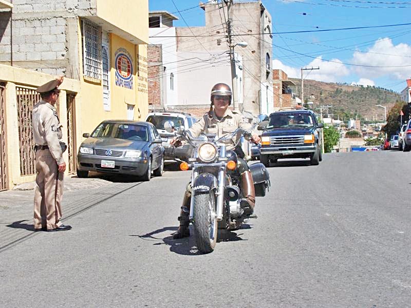El propósito es garantizar la seguridad de las personas que se congregan en la zona aledaña a los panteones ■ FOTO: LA JORNADA ZACATECAS
