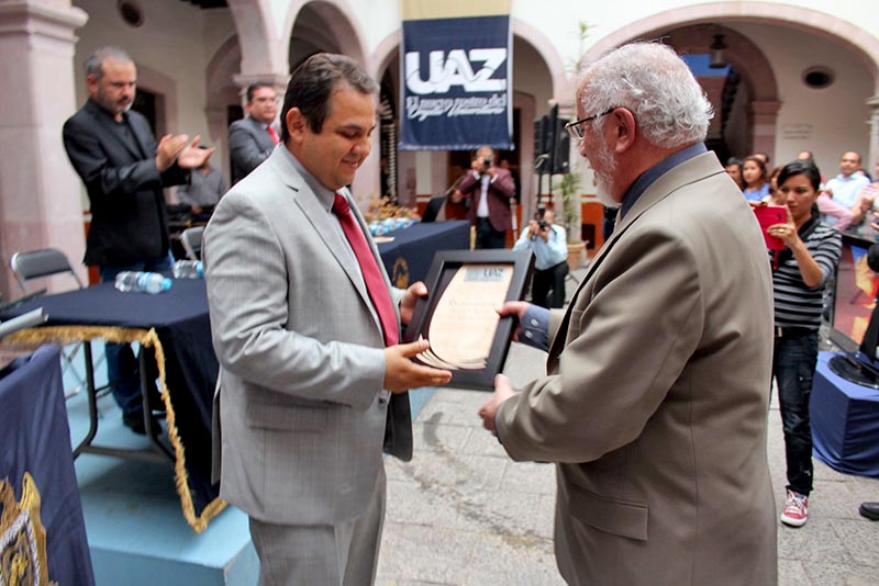 El rector Antonio Guzmán Fernández (izquierda) encabezó la ceremonia de reconocimiento al docente Víctor Figueroa Sepúlveda (derecha) ■ FOTO: LA JORNADA ZACATECAS