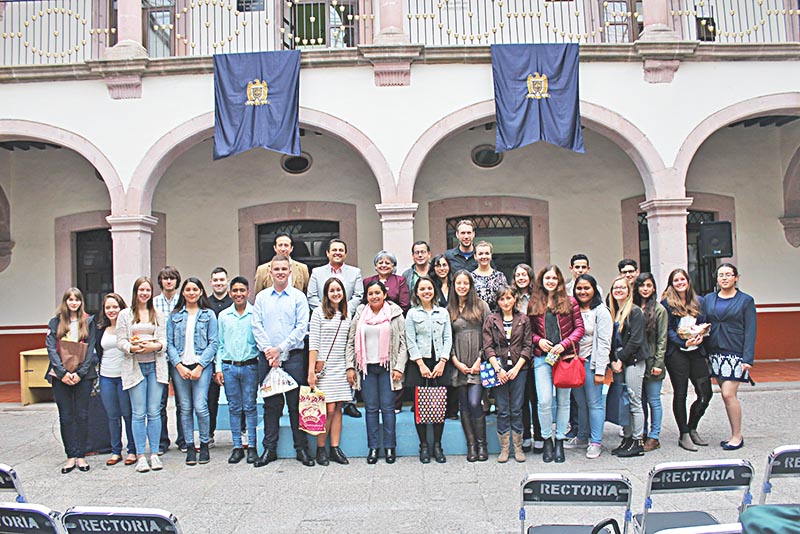 Alumnos que llegaron desde Alemania convivieron con las autoridades universitarias ■ foto: LA JORNADA ZACATECAS
