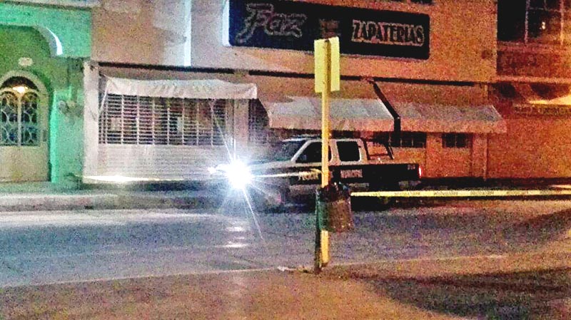 A la unidad policial se le detectaron cinco impactos en la carrocería y cerca de la misma fueron encontrados al menos 30 cartuchos percutidos ■ FOTO: SSP DEL ESTADO