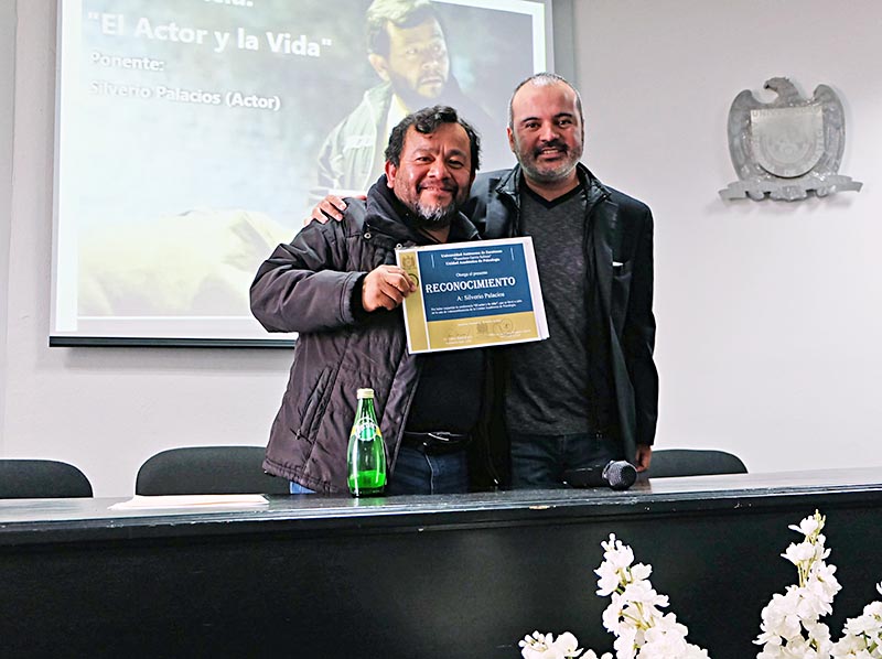 El director de Psicología, Hans Hiram Pacheco, entregó un reconocimiento a Silverio Palacios ■ FOTO: LA JORNADA ZACATECAS