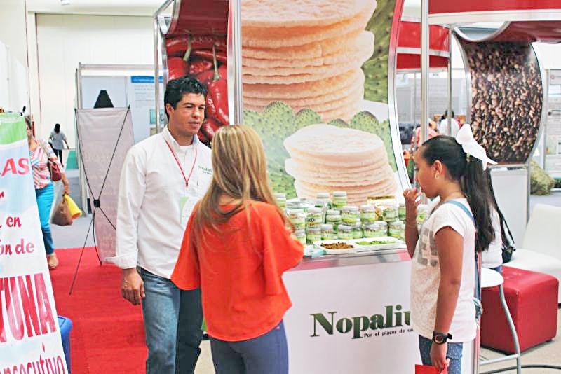 Negocios zacatecanos ofrecerán nopales, mezcal, frijol, chile, tomates, tunas, limón, chía, miel, nopales y quesos ■ FOTO: LA JORNADA ZACATECAS