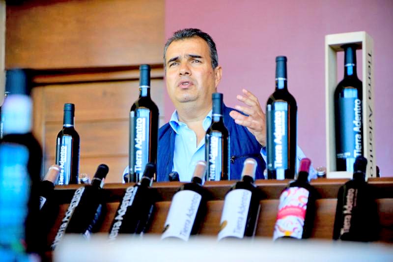 A la fecha, existe una producción de 100 mil botellas de vino Tierra Adentro, propiedad del empresario zacatecano Eduardo López Muñoz ■ fotos: la jornada zacatecas