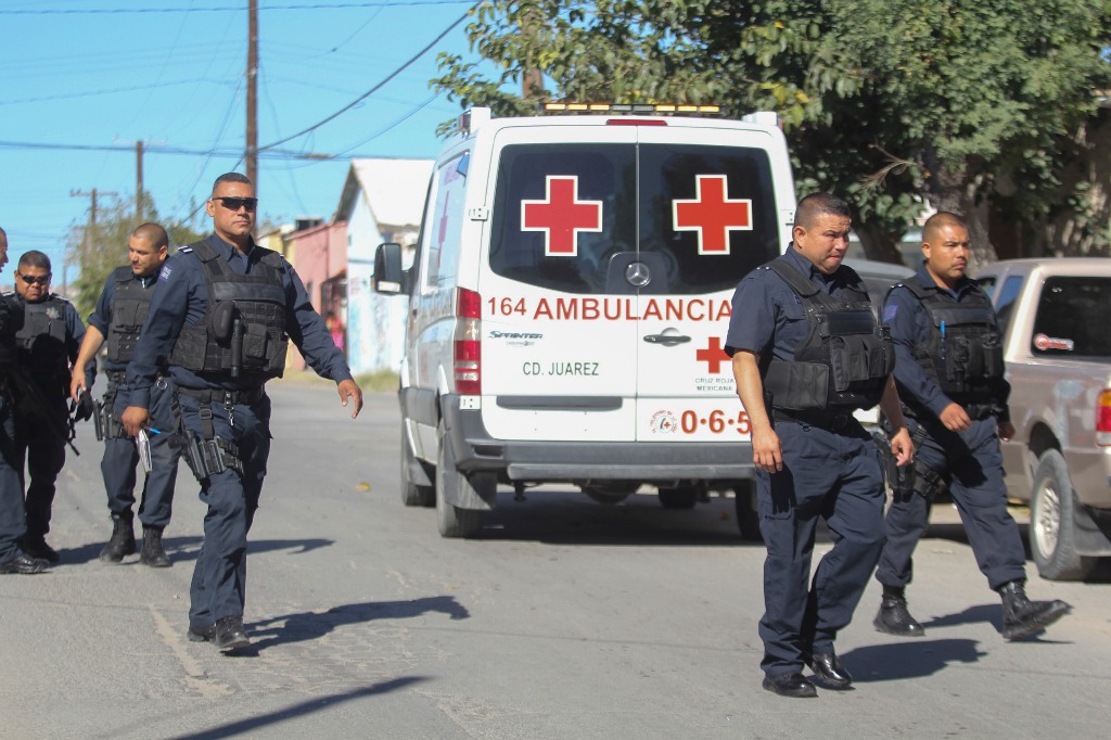 Policías atienden un homicidio en Ciudad Juárez, Chihuahua, el 19 de octubre. Foto Cuartoscuro