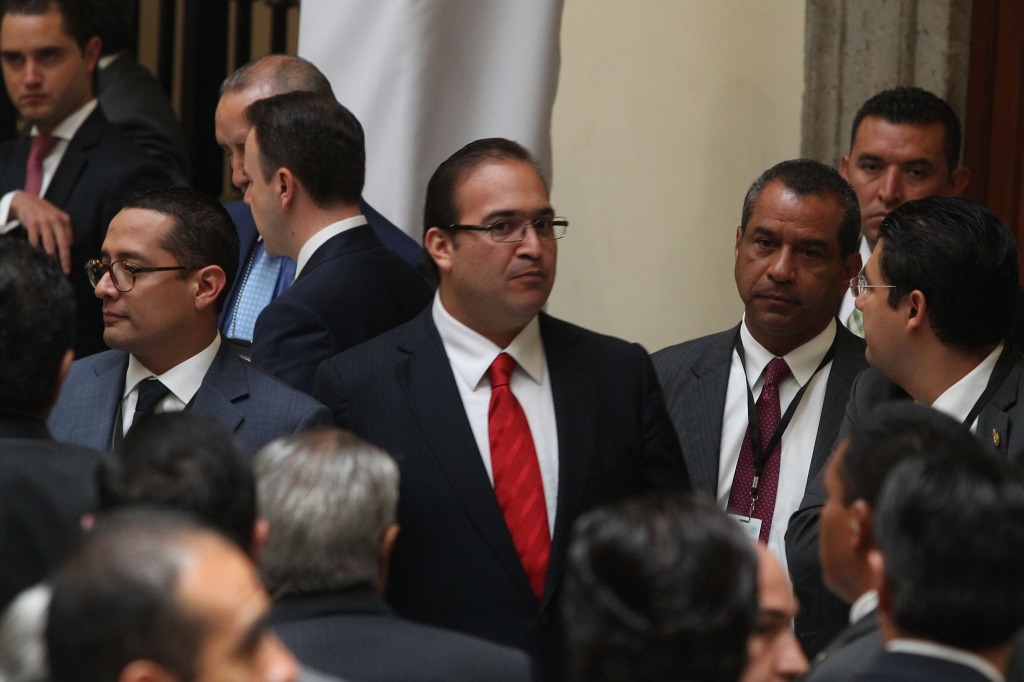 De corbata roja, Javier Duarte durante el consejo nacional de seguridad pública en Palacio Nacional, el 30 de agosto. Foto José Antonio López