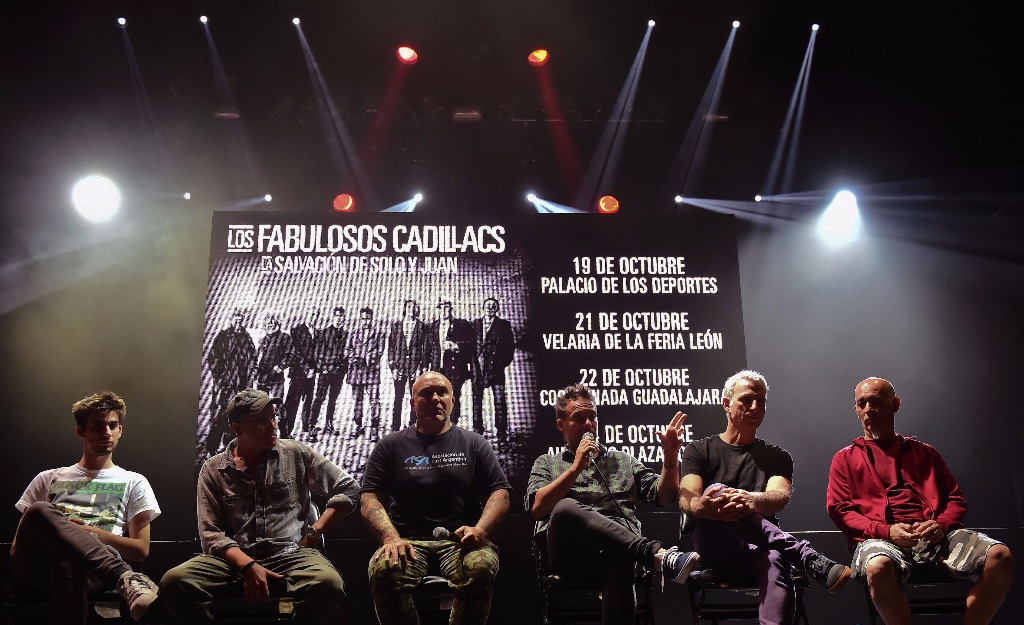 Vicentico (tercero desde la derecha), líder de la banda argentina Los Fabulosos Cadillacs, habla a la prensa este lunes 17 de octubre sobre la presentación del grupo en México. Foto Afp