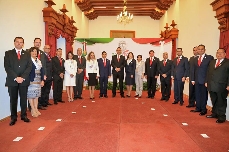 Los funcionarios de primer nivel rindieron su declaración 3de3, y La Jornada Zacatecas hace un análisis de sus caudales patrimoniales. Imagen de la toma de protesta al gabinete ■ fotos: la jornada zacatecas