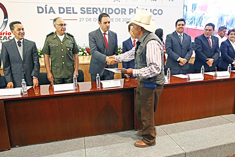 El gobernador Alejandro Tello presidió los festejos alusivos al Día del Servidor Público ■ FOTO: ANDRÉS SÁNCHEZ