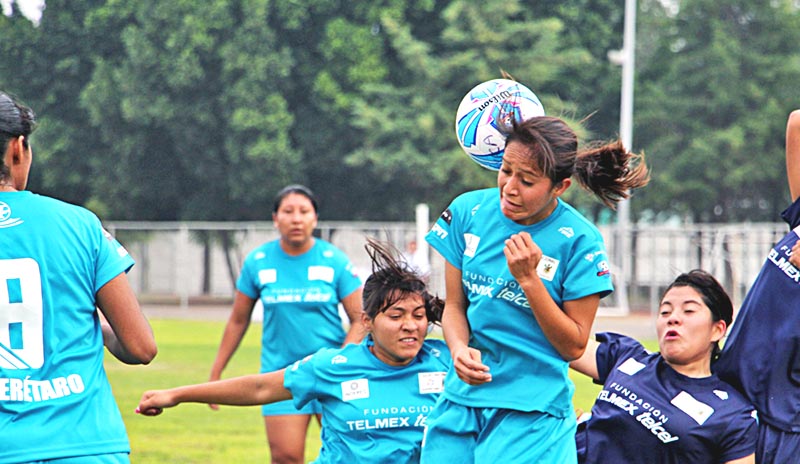 Aspecto de un partido en la rama femenil de la competencia futbolística ■ foto: FACEBOOK COPA TELMEX TELCEL