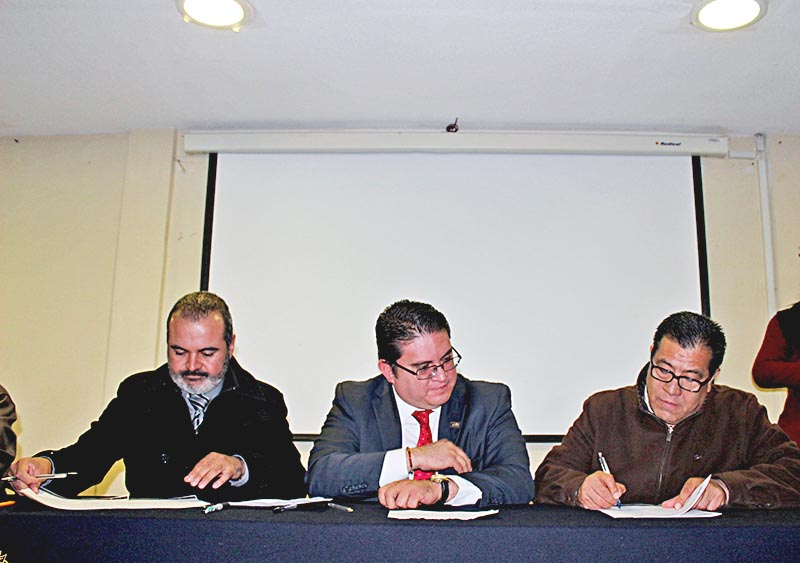 Representantes institucionales firmaron una carta de colaboración entre la Unidad Académica de Psicología y la Coordinación del Área de Ciencias de la Salud ■ foto: la jornada zacatecas