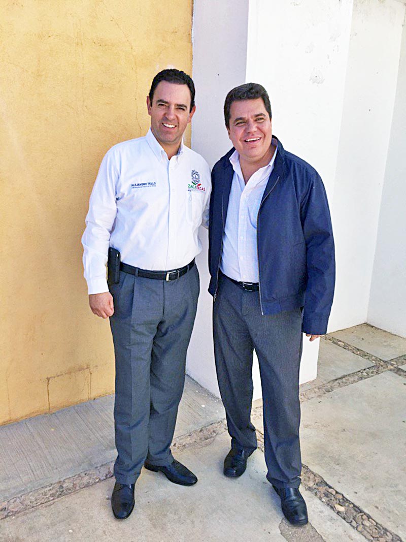 El director general del Centro SCT en la entidad, Bernardo Gutiérrez Navarro y el gobernador Alejandro Tello Cristerna ■ FOTO: LA JORNADA ZACATECAS