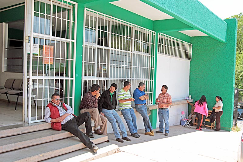 Imagen de archivo de integrantes del magisterio zacatecano manifestándose en una de las sedes utilizadas para la evaluación educativa ■ foto: ernesto moreno