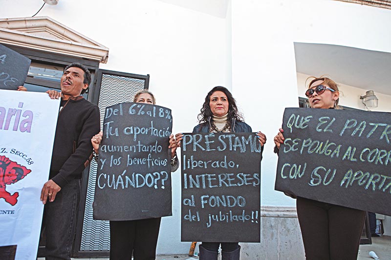 Integrantes se manifestaron con pancartas frente a las instalaciones del Instituto de Seguridad y Servicios Sociales para los Trabajadores del Estado de Zacatecas ■ foto: ernesto moreno