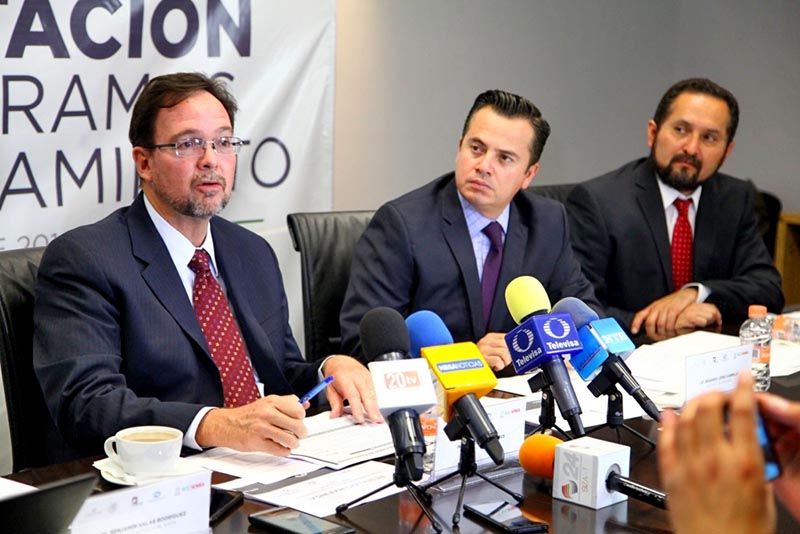 El talento de los jóvenes debe estar encaminado a lo que el mercado y las industrias necesiten, señaló el secretario Bárcena Pous (izquierda) ■ foto: la jornada zacatecas