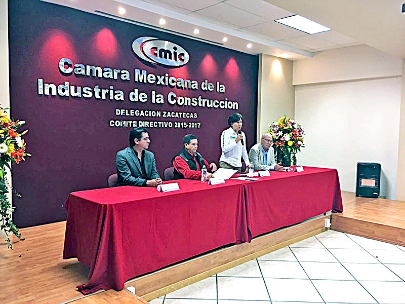 Afiliados a la Cámara Mexicana de la Industria de la Construcción escucharon las propuestas de la candidata ■ foto: la jornada zacatecas