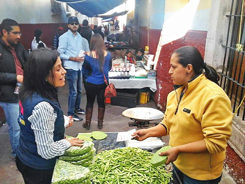 Lupita Medina visitó el mercado El Laberinto ■ foto: LA JORNADA ZACATECAS