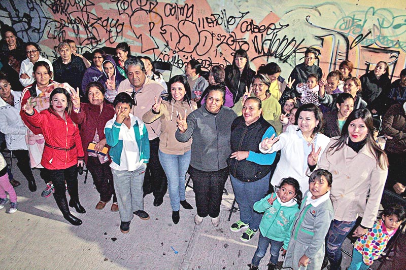 Lupita Medina se reunió con vecinos del fraccionamiento San Francisco de los Herrera ■ FOTO: LA JORNADA ZACATECAS
