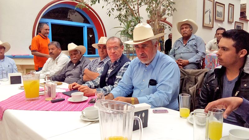 Reunión de productores, quienes estuvieron acompañados por Pedro de León Mojarro (tercero de derecha a izquierda) ■ foto: susana zacarías