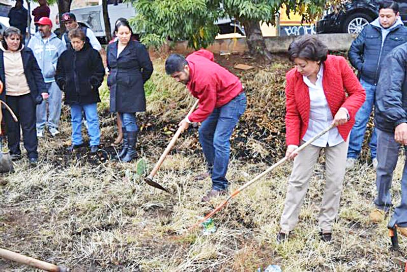 La abanderada del tricolor comenzó limpiando espacios públicos de la colonia Felipe Ángeles ■ FOTO: LA JORNADA ZACATECAS