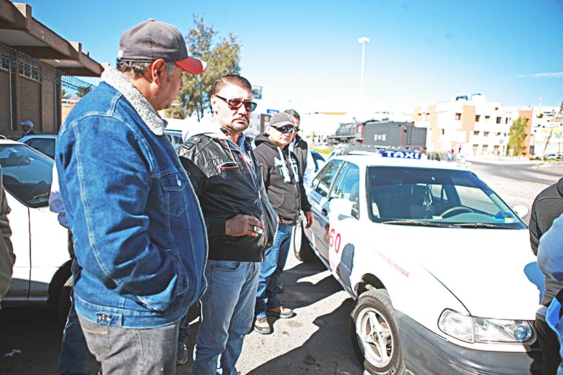 Operadores de taxis se reunieron en las inmediaciones de la máquina 30-30, previo a la movilización de protesta ■ foto: ernesto moreno