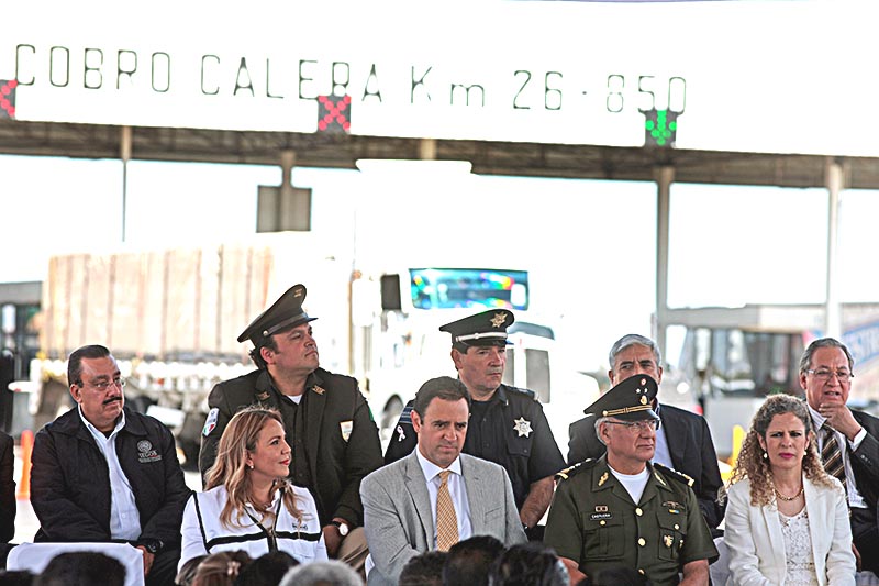 El gobernador Alejandro Tello presidió la ceremonia de arranque del operativo Paisano, en la caseta de cobro de Calera ■ foto: ernesto moreno