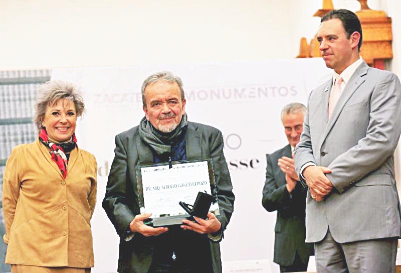 Alejandro Tello entregó el premio a Alberto González Pozo ■ foto: la jornada zacatecas