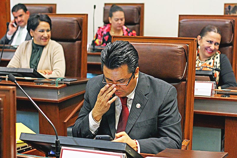 Aspecto de la sesión legislativa. En primer plano, el diputado Omar Carrera ■ FOTOS: ANDRÉS SÁNCHEZ
