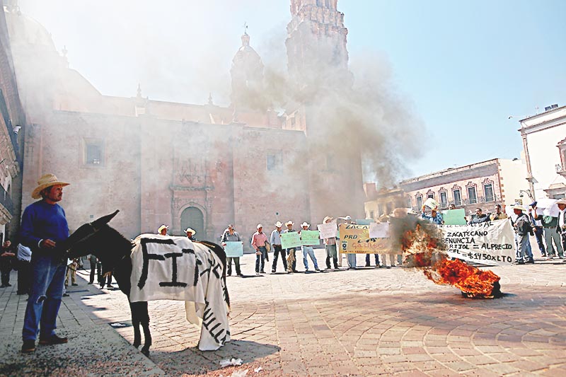 Labriegos zacatecanos protestaron en Plaza de Armas ■ FOTO: ANDRÉS SÁNCHEZ