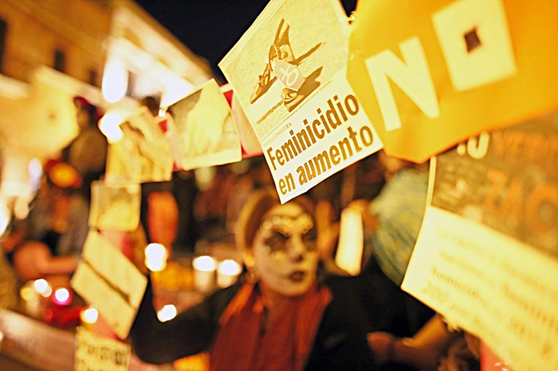El primero de noviembre, organizaciones y activistas realizaron la Marcha de las Catrinas en el Centro Histórico, en protesta por los feminicidios en el estado ■ foto: andrés sánchez